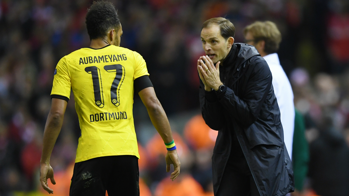 Tuchel da instrucciones a Aubameyang en un partido del Dortmund. (Getty)