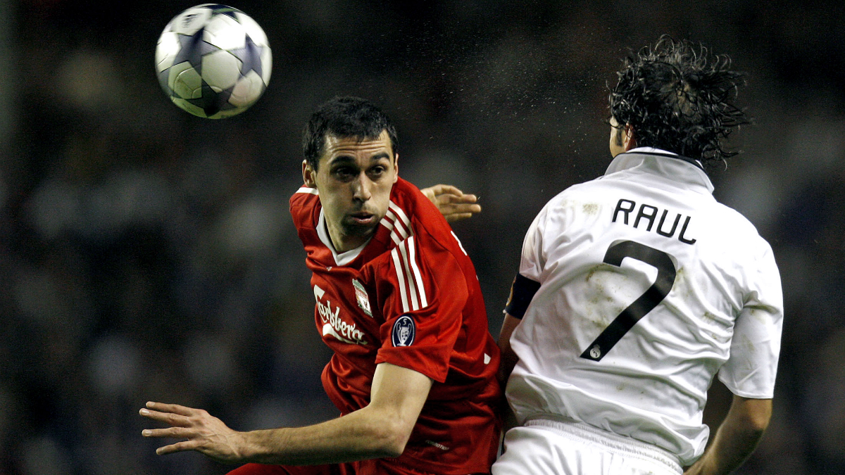 Arbeloa pugna con un balón con Raúl en el Liverpool-Real Madrid. (AFP)