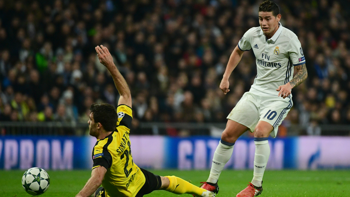James filtra un pase frente al Dortmund. (AFP)