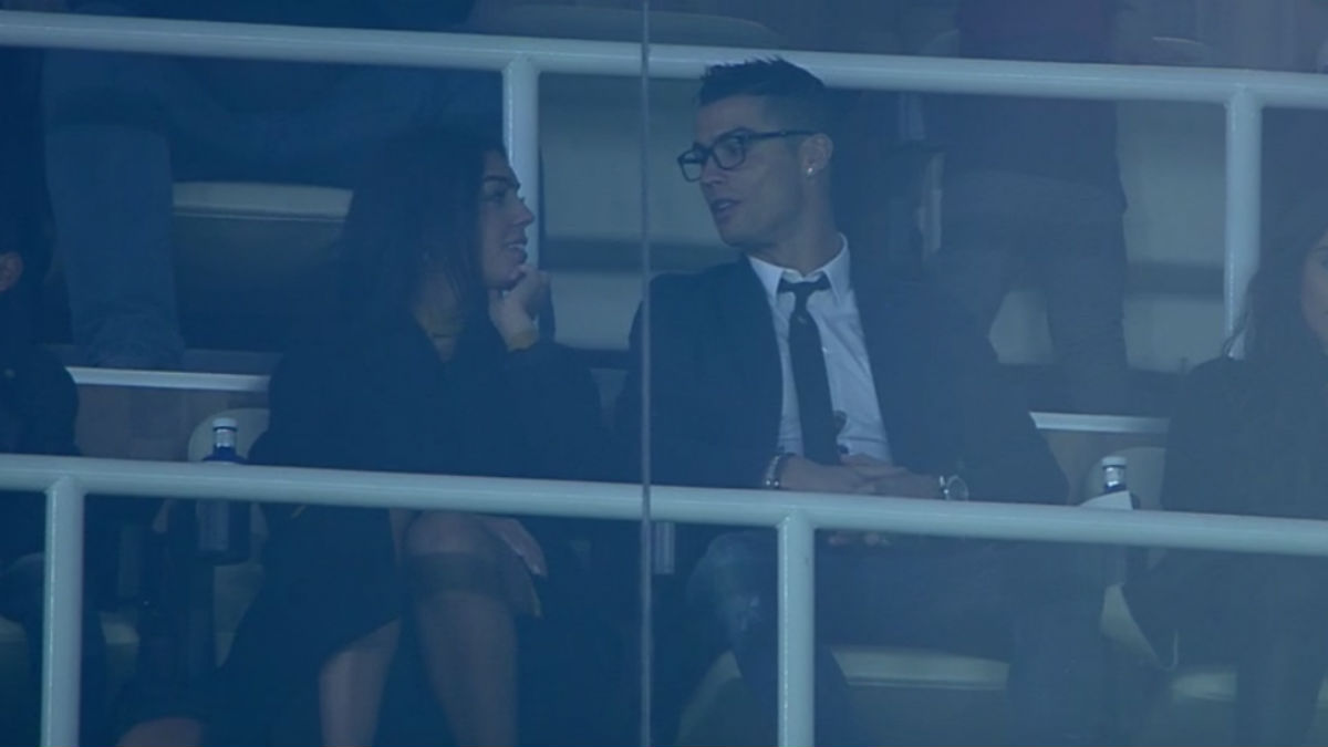 Cristiano Ronaldo y su nueva novia en el palco del jugador.