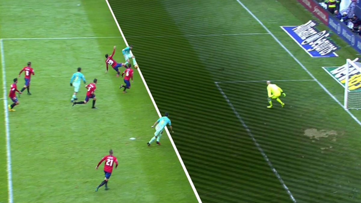 Luis Suárez está adelantado antes de marcar.