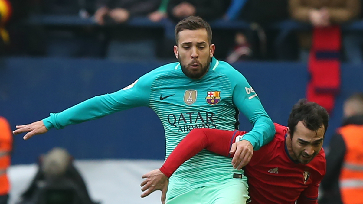 Jordi Alba pelea por un balón con De Las Cuevas. (AFP)