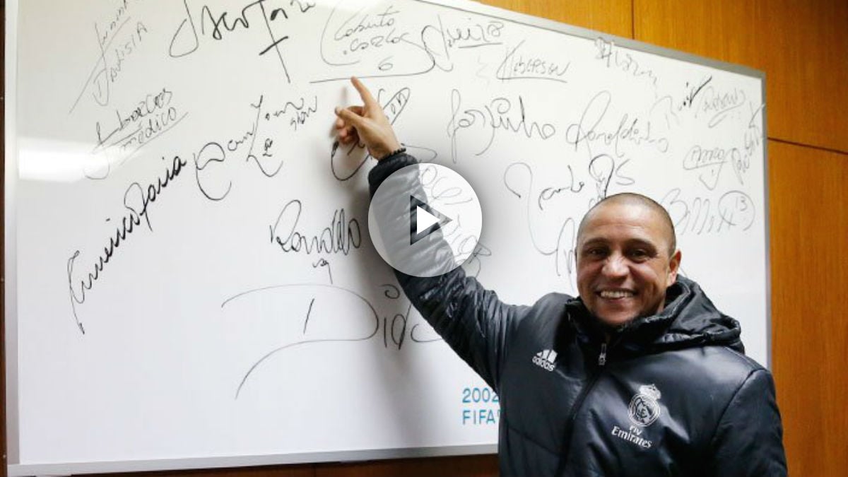 Roberto Carlos señala la pizarra del estadio Internacional de Yokohama. (Realmadrid.com)