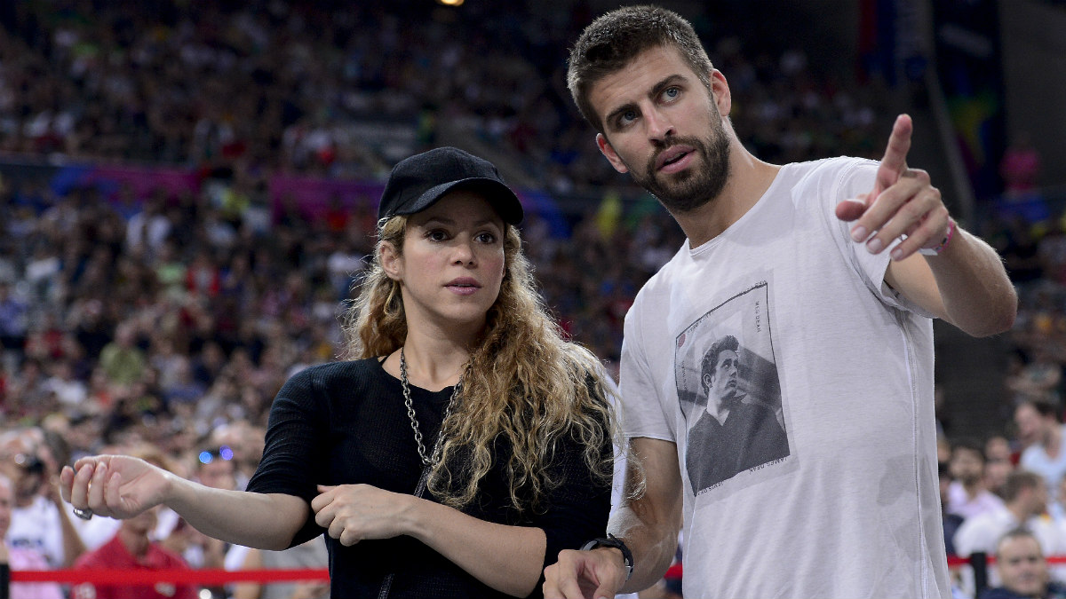 Shakira junto a Piqué en un partido de baloncesto. (AFP)
