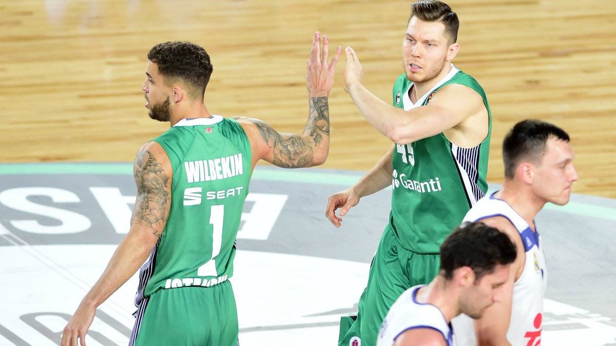 Rudy y Maciulis, cabizbajos tras una canasta de Darussafaka. (@dackadogus)