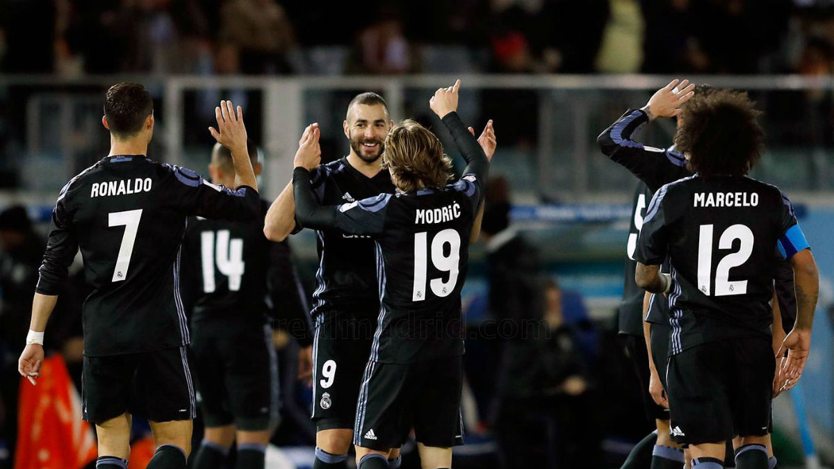Benzema celebra su gol con todos sus compañeros. (Realmadrid.com)