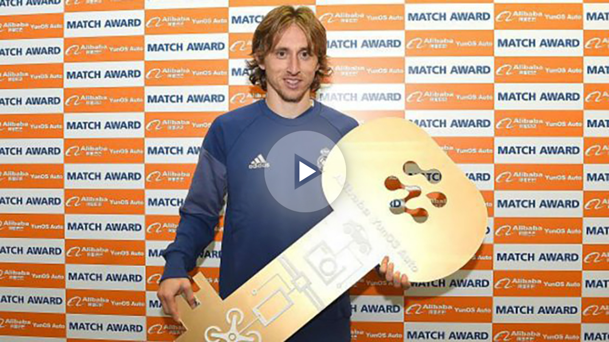 Luka Modric posa con la llave gigante que le acredita como mejor jugador del partido. (Twitter)