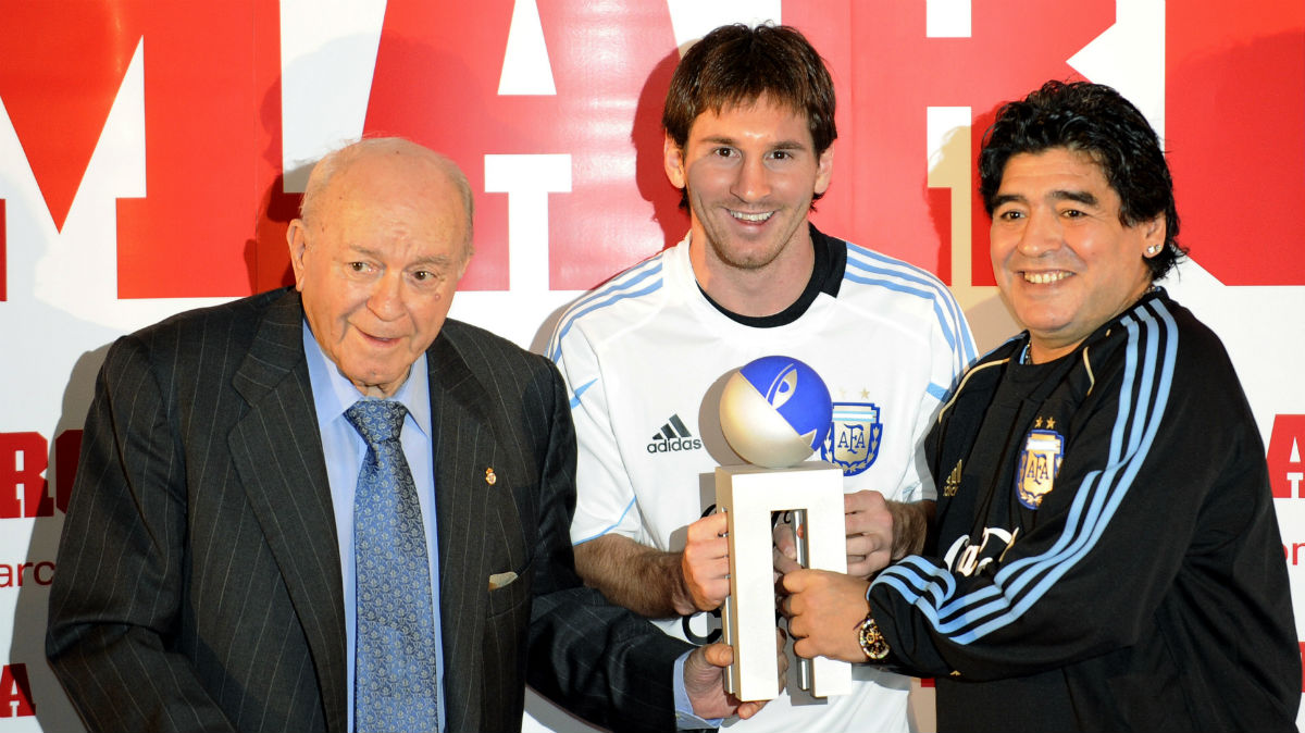 Messi posa junto a Di Stéfano y Maradona. (AFP)