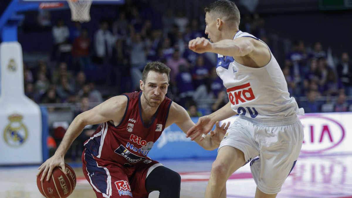 Jaycee Carroll defiende una acción ante el Obradoiro. (EFE)