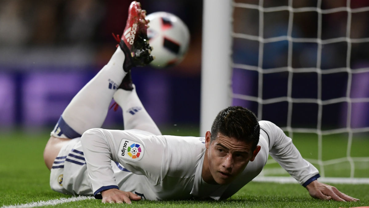James, en el suelo en un partido en el Bernabéu. (AFP)