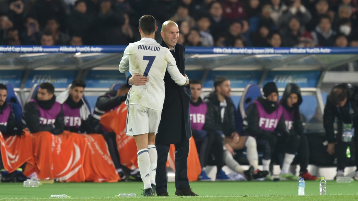 Cristiano se abraza a Zidane tras culminar su hat-trick. (AFP)
