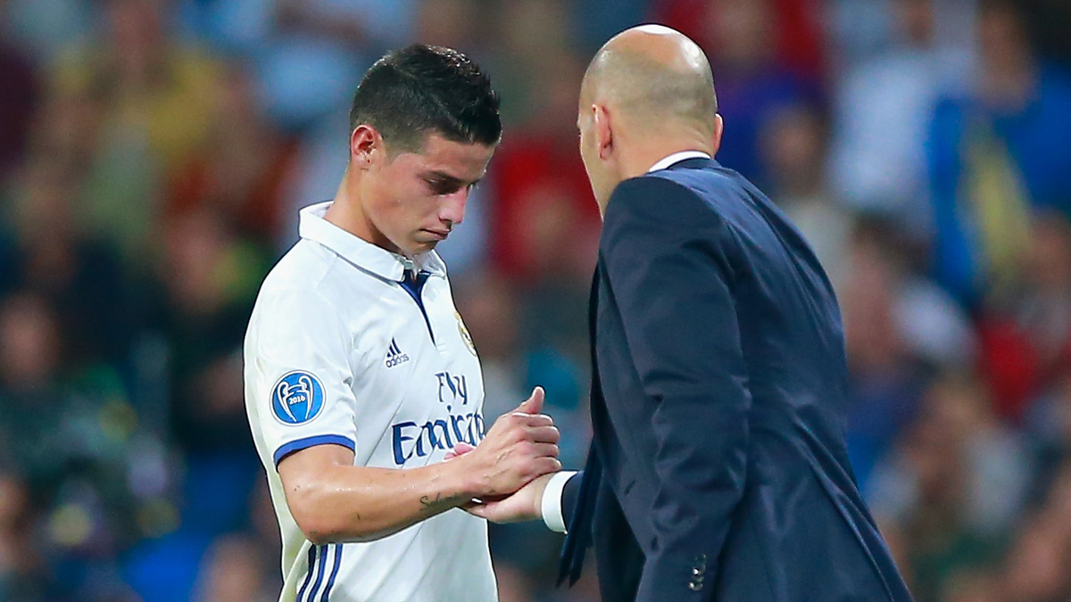 James Rodríguez saluda a Zidane tras ser sustituido en un encuentro de Champions.