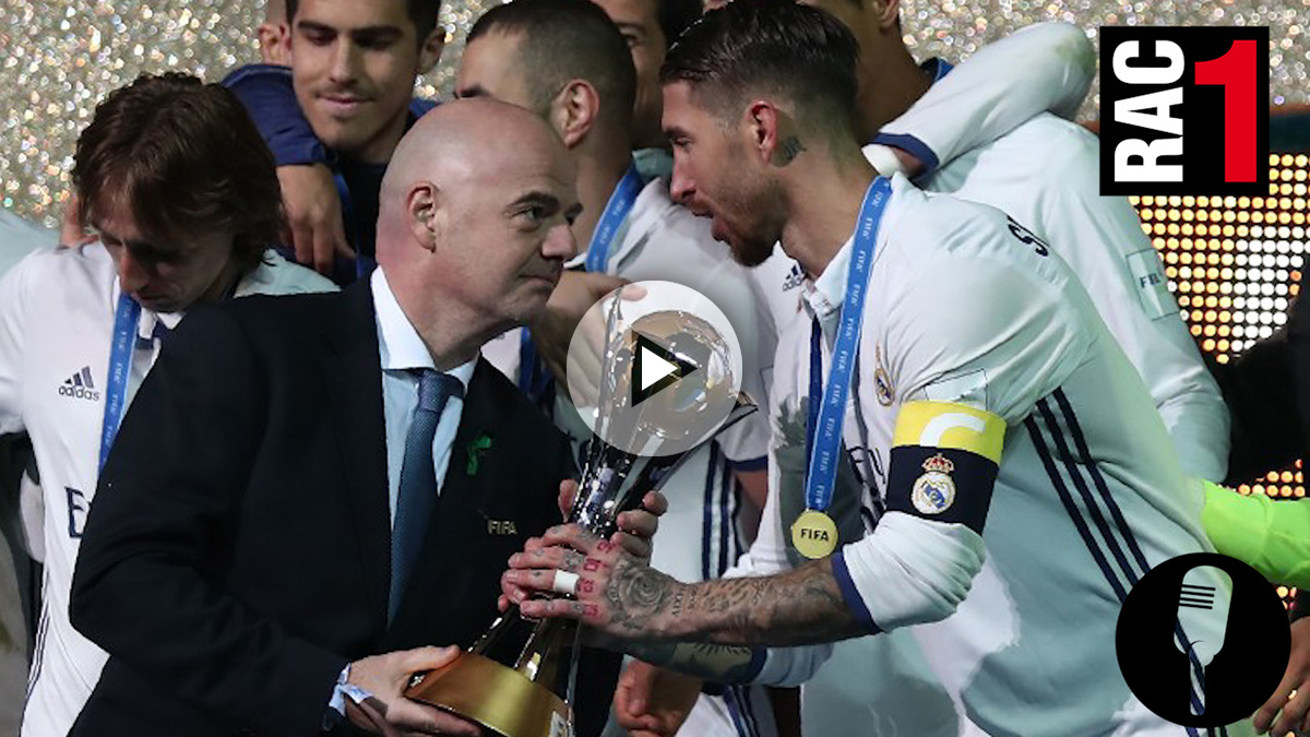 Infantino entrega a Sergio Ramos el trofeo de campeón del mundo.