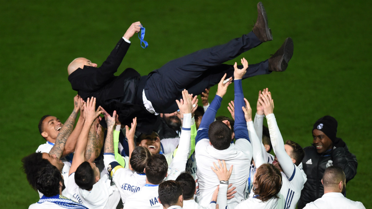 Zidane, manteado por sus jugadores tras ganar el Mundial de Clubes. (AFP)