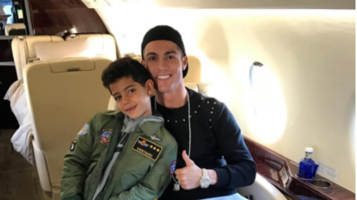 Cristiano Ronaldo posa en su avión junto a su hijo. (Instagram)