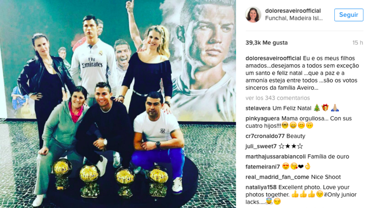 Cristiano Ronaldo posa junto a su familia y sus cuatro Balones de Oro.