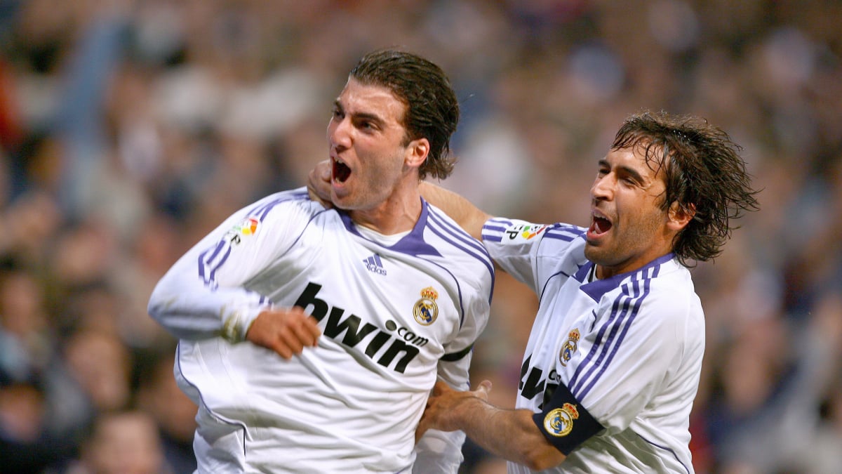 Higuaín y Raúl celebran un gol con el Real Madrid. (AFP)