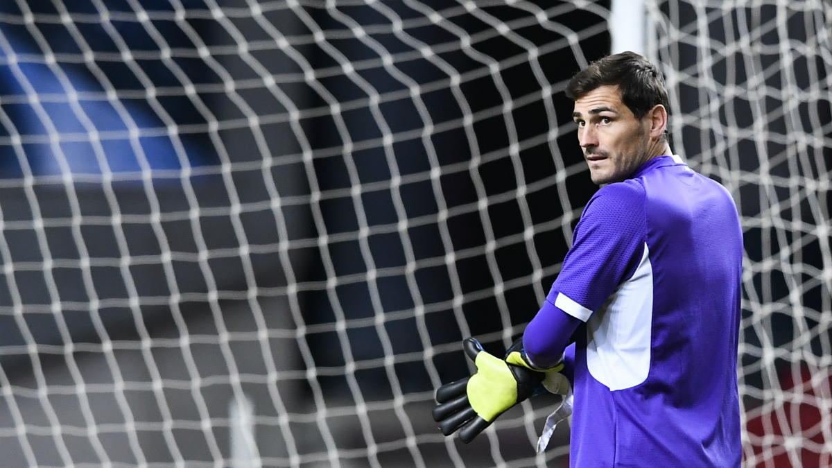 Iker Casillas calienta antes de un partido. (AFP)