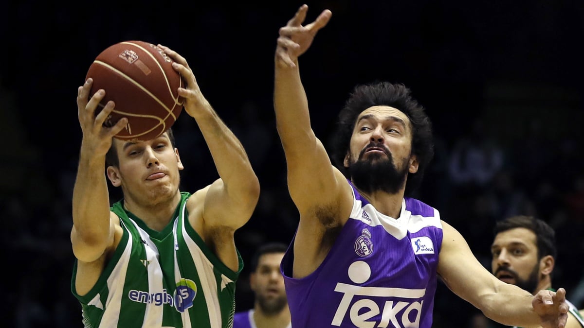 Llull y Radicevic pelean por un balón. (EFE)