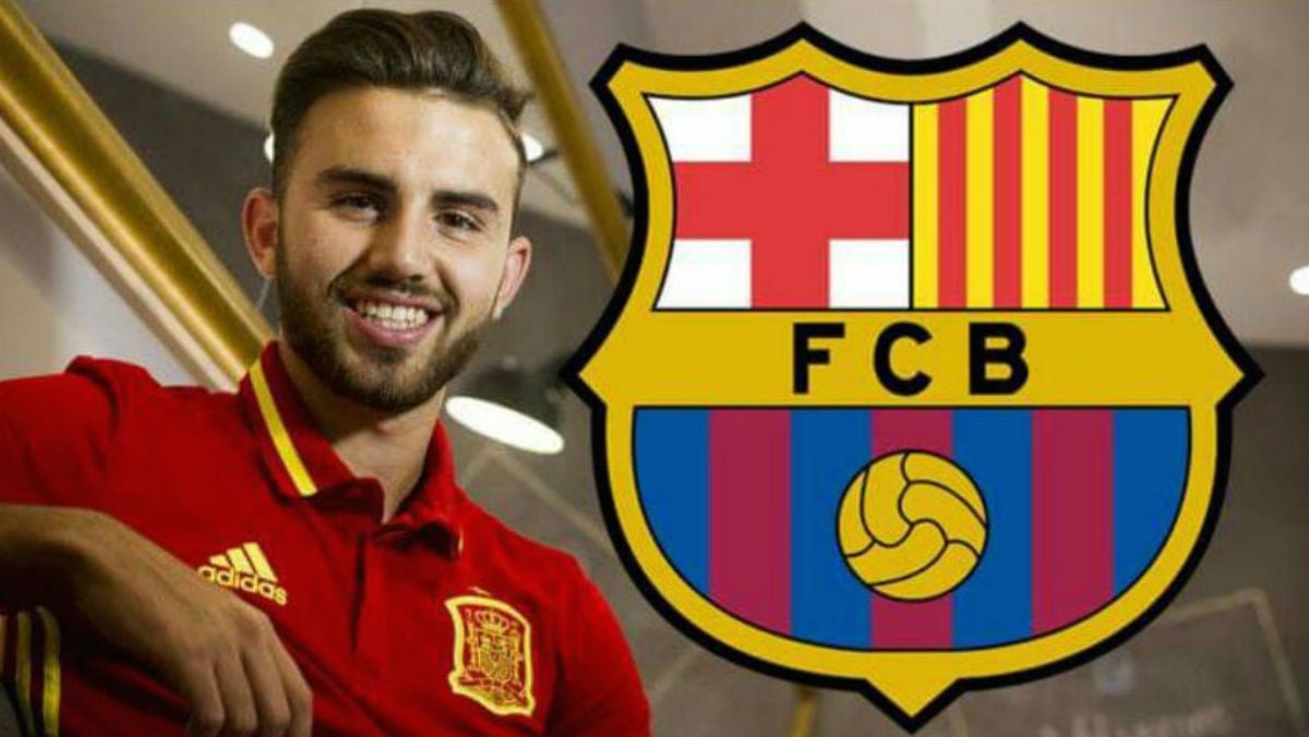 Borja Mayoral junto al escudo del Barcelona. (Facebook)