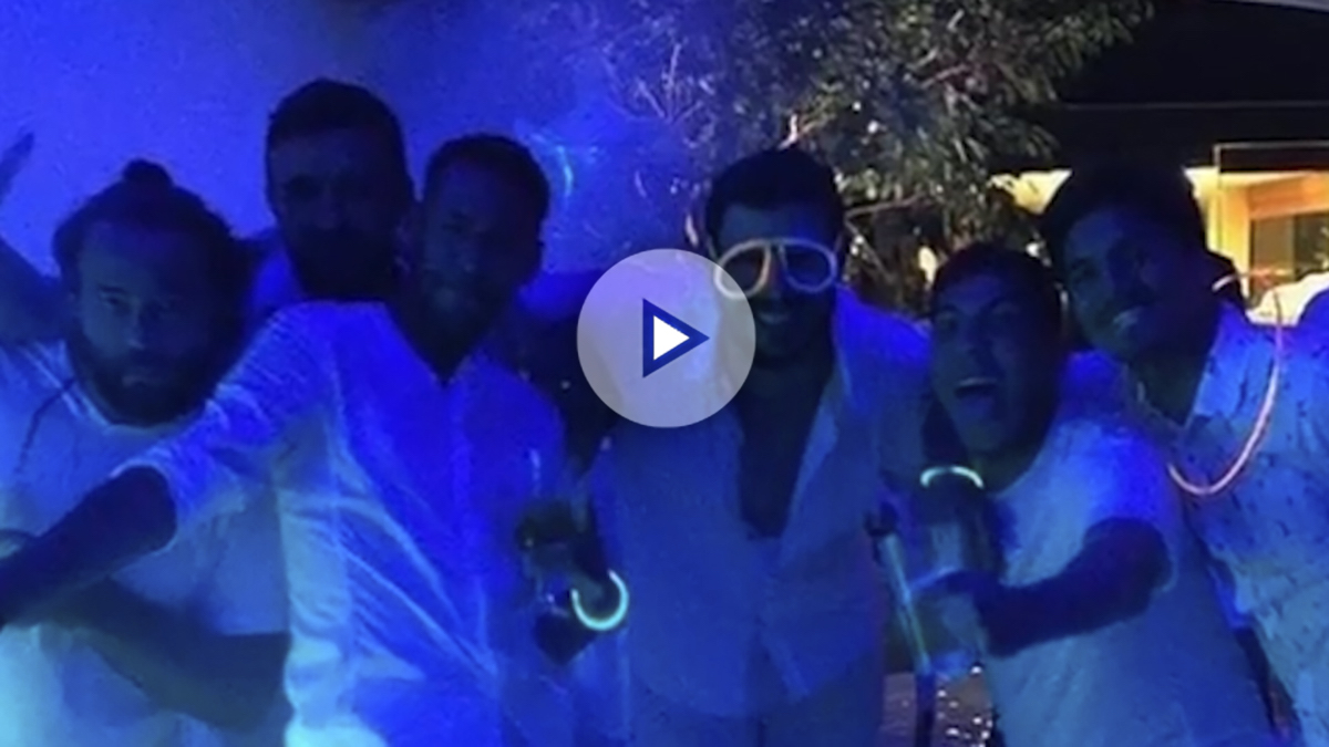 Neymar disfruta de una noche de fiesta con sus amigos.