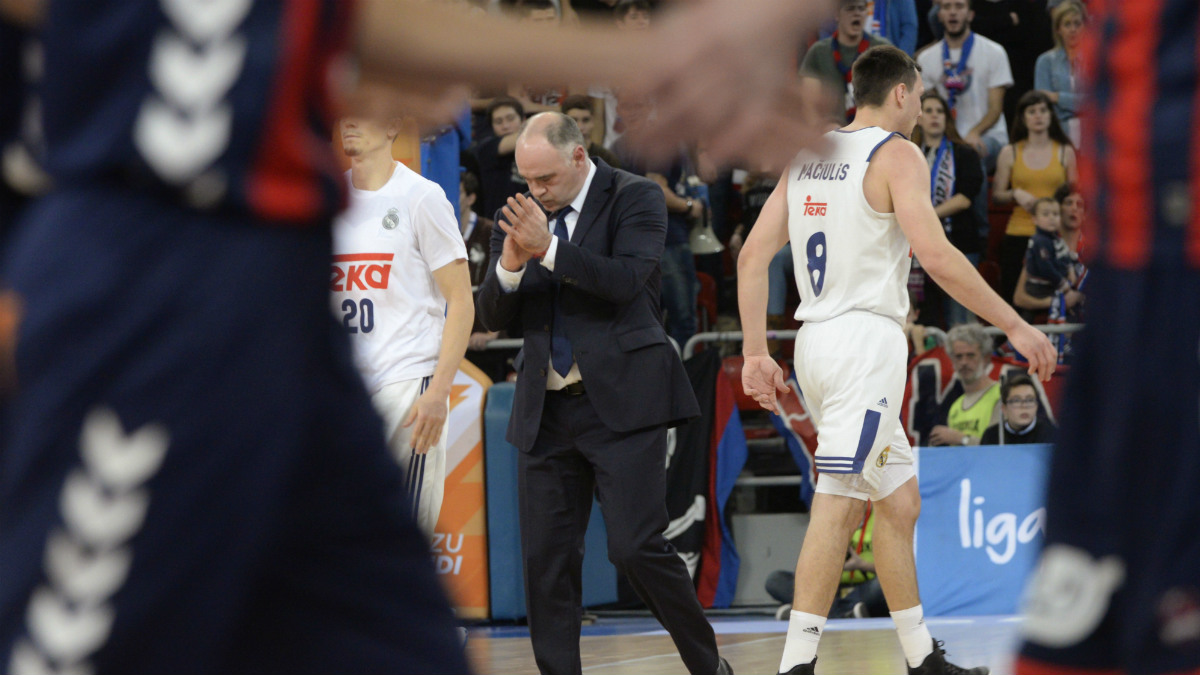 Laso, cabizbajo tras la derrota del Real Madrid ante el Baskonia. (EFE)