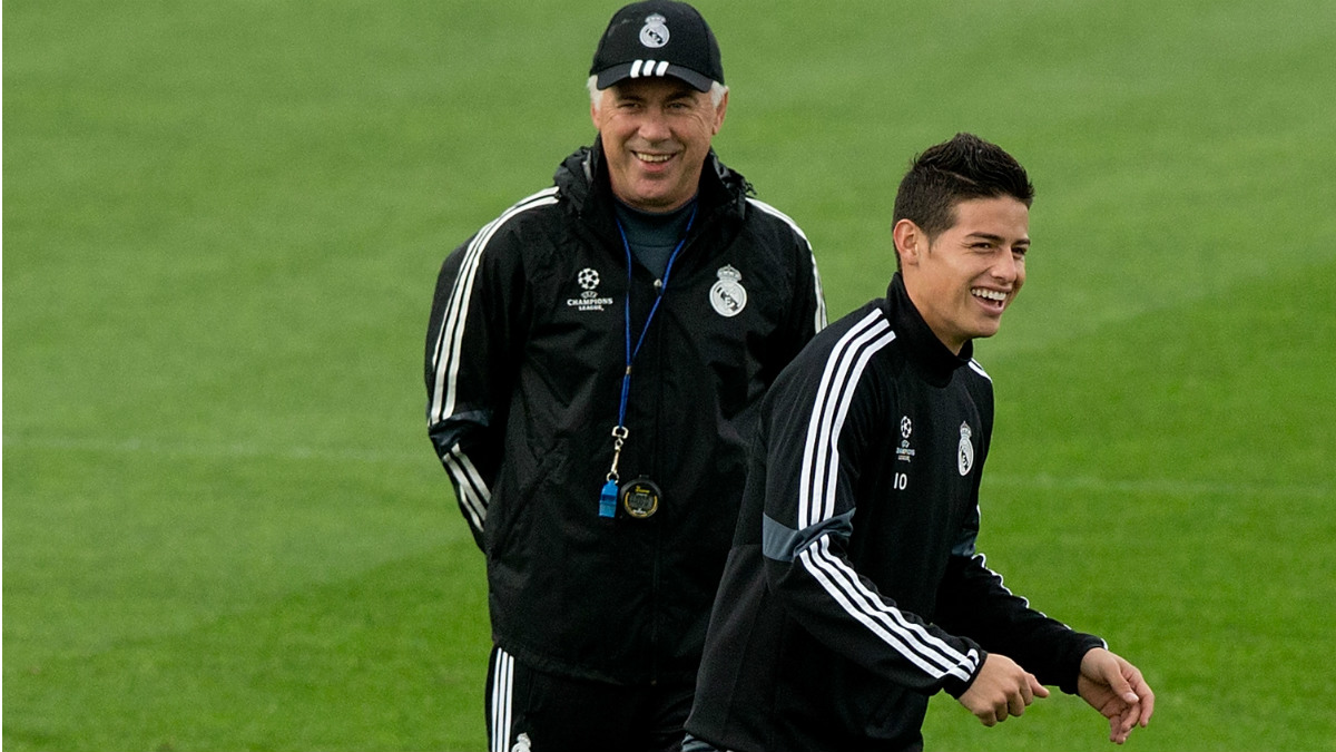 James Rodríguez sonríe durante un entrenamiento con Ancelotti. (Getty)