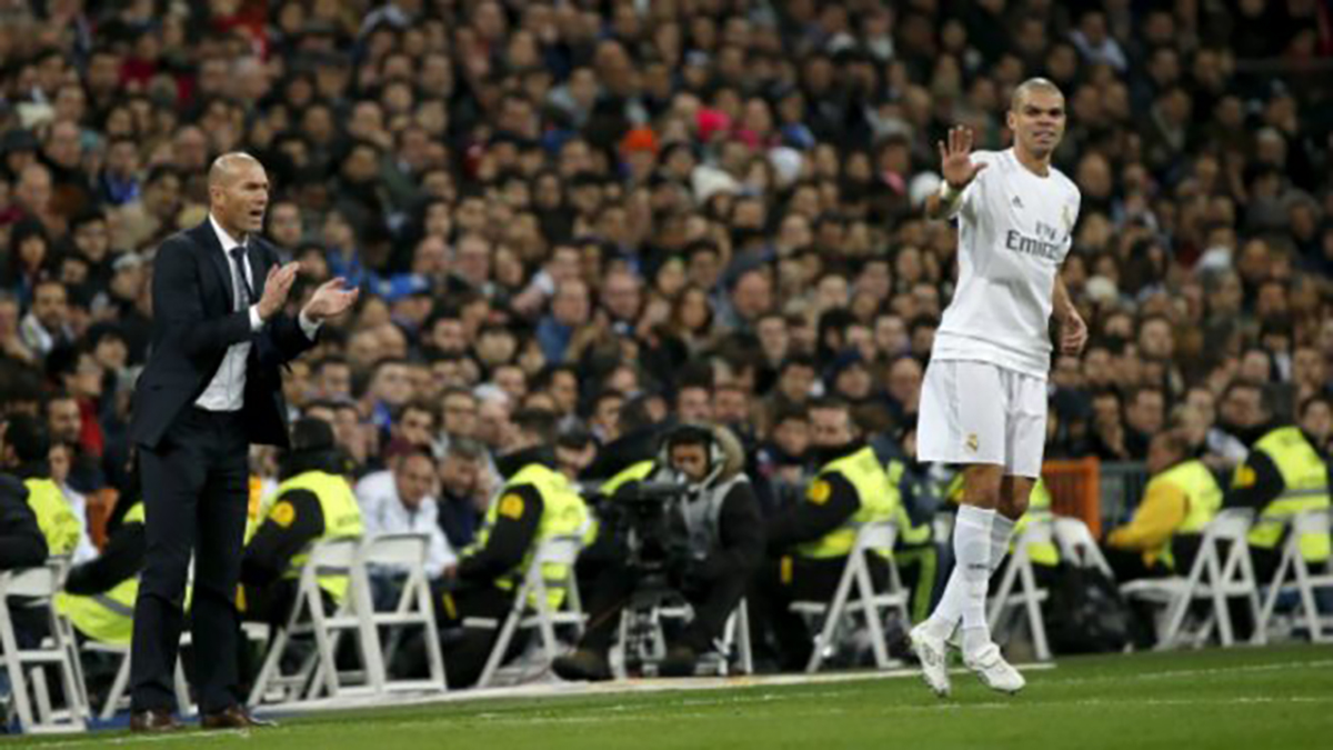 Zidane anima a Pepe durante un partido. (Reuters)