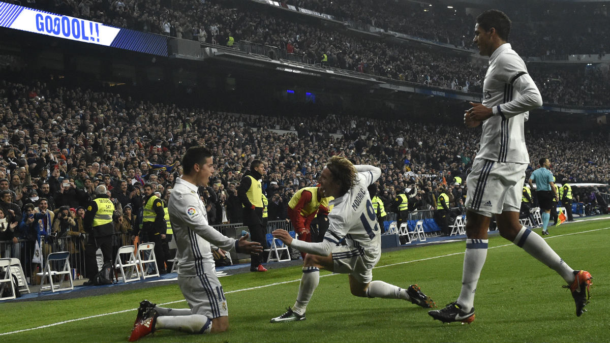 James y Modric celebran uno de los goles del Real Madrid. (AFP)