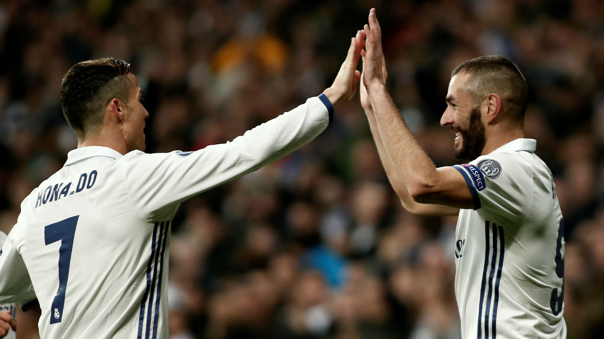 Cristiano Ronaldo y Benzema celebran un gol. (Getty)
