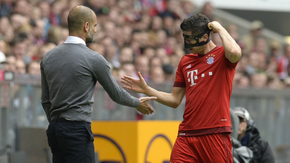 Guardiola no tuvo la mejor relación posible con Lewandowski. (AFP)