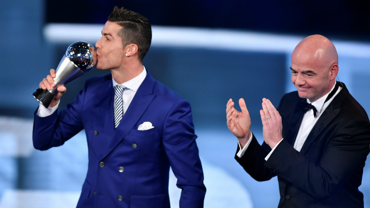 Cristiano Ronaldo, junto a Infantino, al recibir ‘The Best’. (AFP)