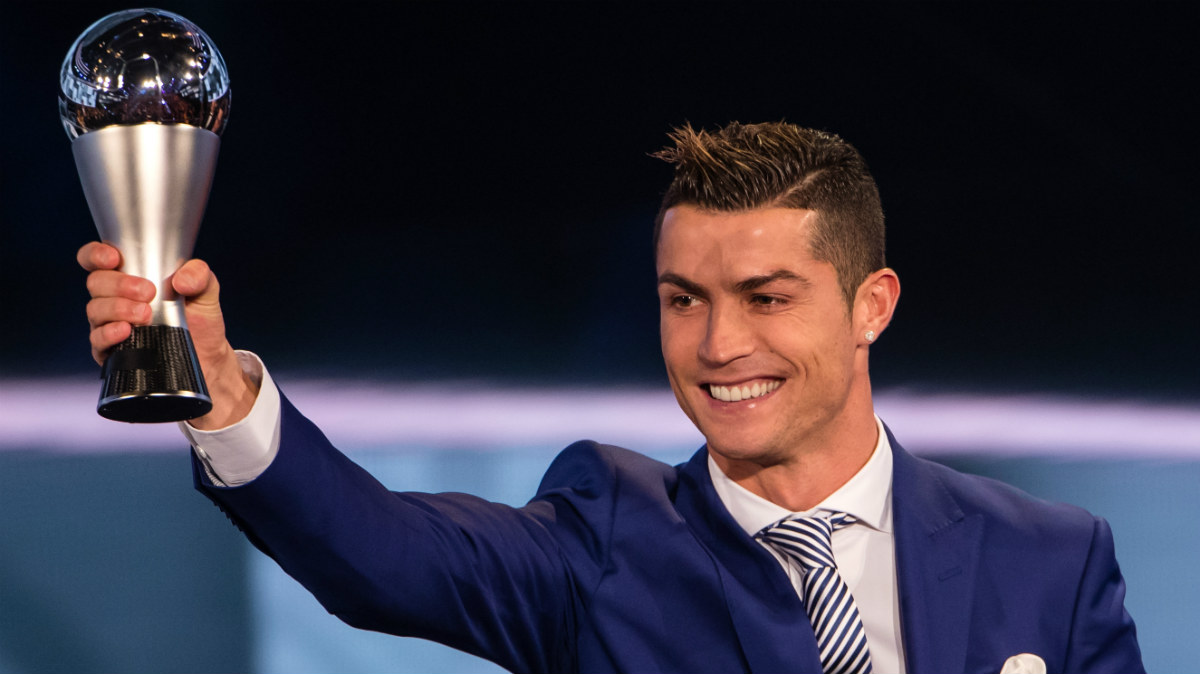 Cristiano Ronaldo, con el premio ‘The Best’ de 2016. (Getty)
