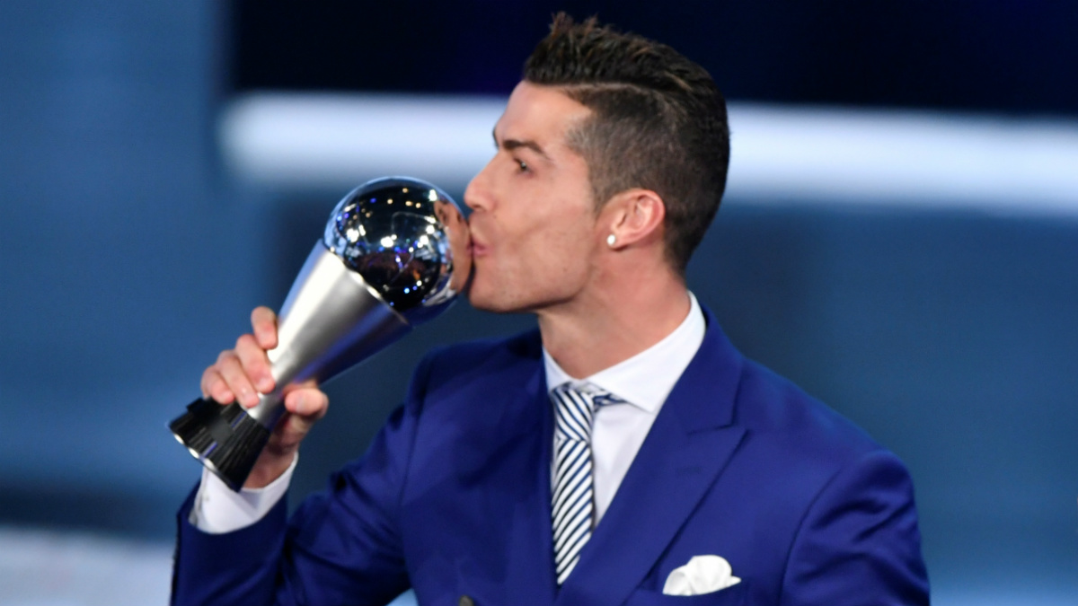 Cristiano Ronaldo, con el premio ‘The Best’ (AFP)