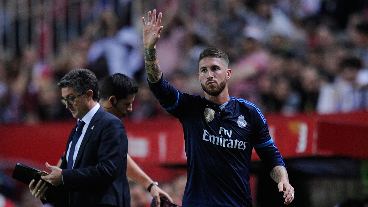 Sergio Ramos saluda a la afición tras ser sustituido en el Sevilla Vs Real Madrid de la pasada campaña.