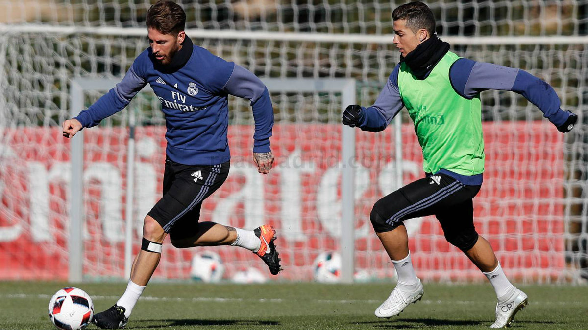 Sergio Ramos controla un balón ante la presión de Cristiano. (realmadrid.com)