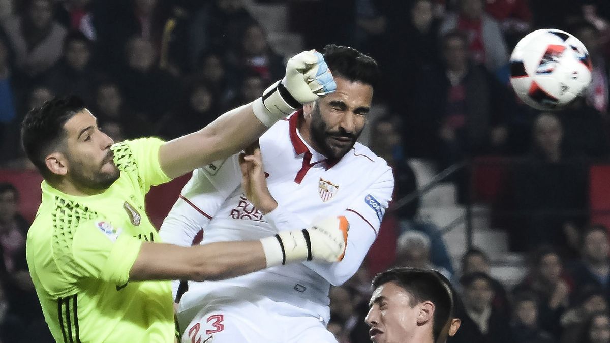 Kiko Casilla, despejando un balón de puños en el Sevilla vs Real Madrid.