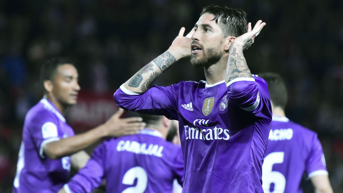 Sergio Ramos celebra su gol ante el Sevilla. (EFE)
