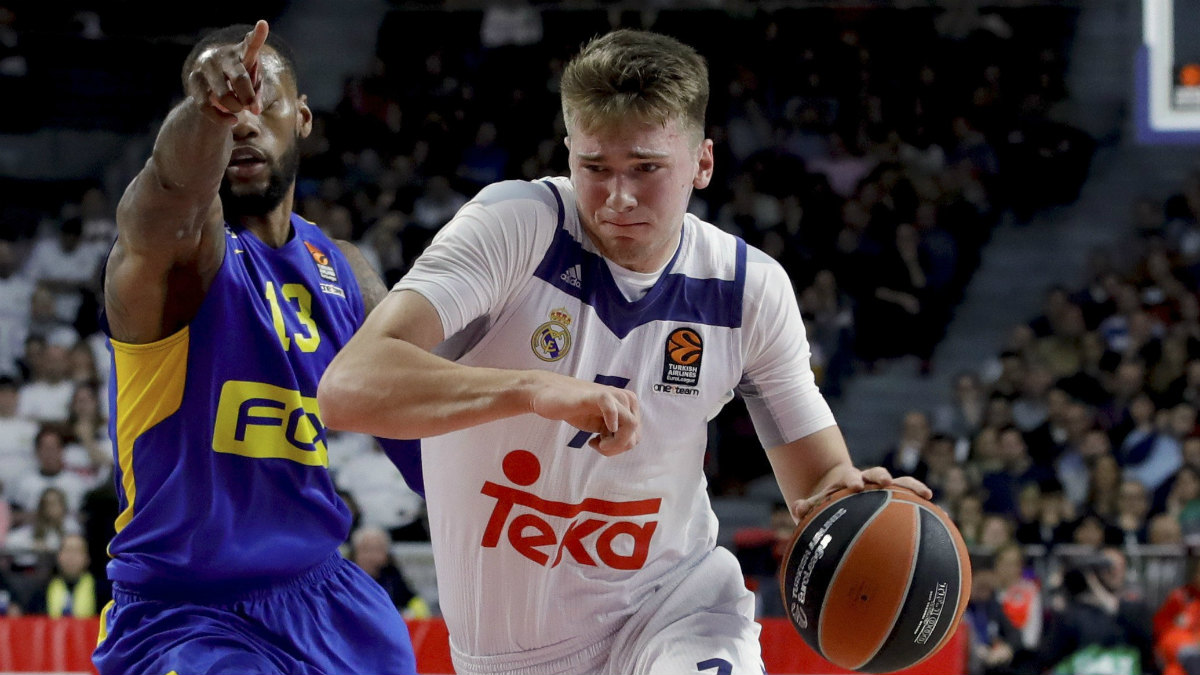 Luka Doncic supera a la defensa del Maccabi. (EFE)