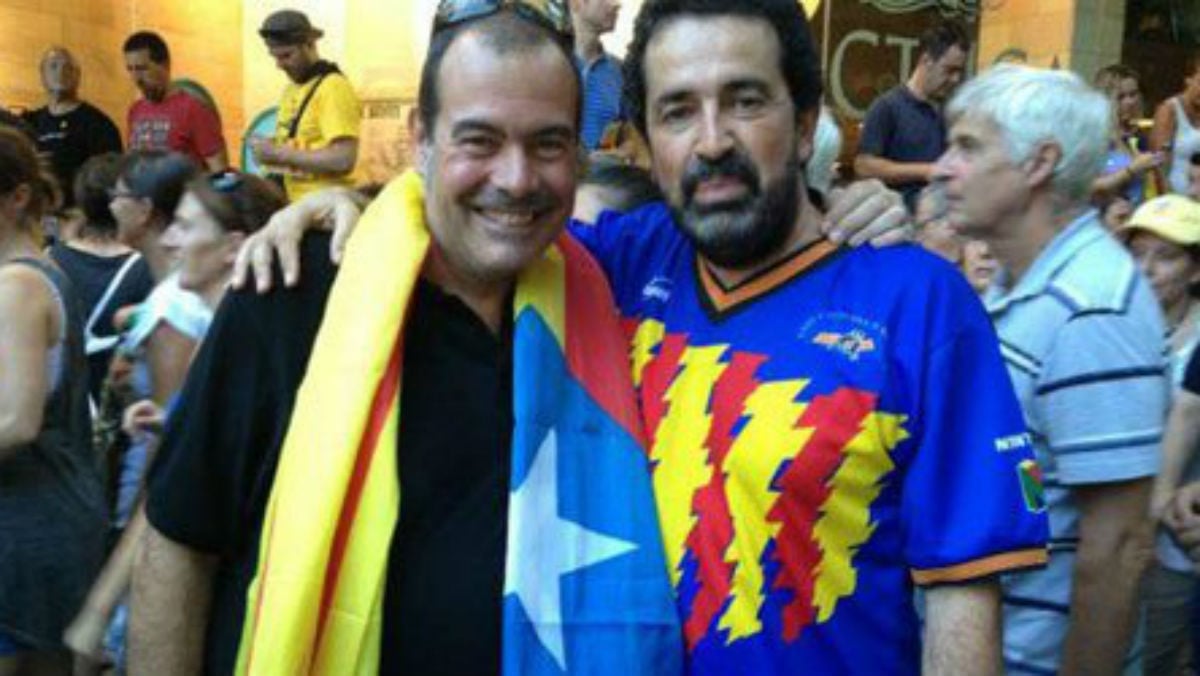 Josep Lluís Merlos (a la izquierda) con una estelada.