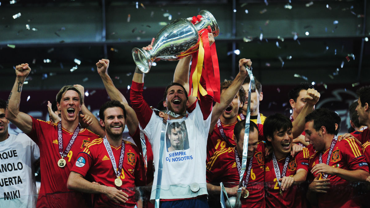 Sergio Ramos levanta la Eurocopa con la camiseta de Antonio Puerta. (Getty)