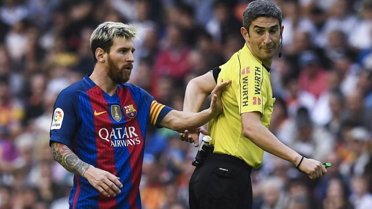 Messi y Undiano Mallenco, durante el Valencia vs Barcelona de esta temporada.