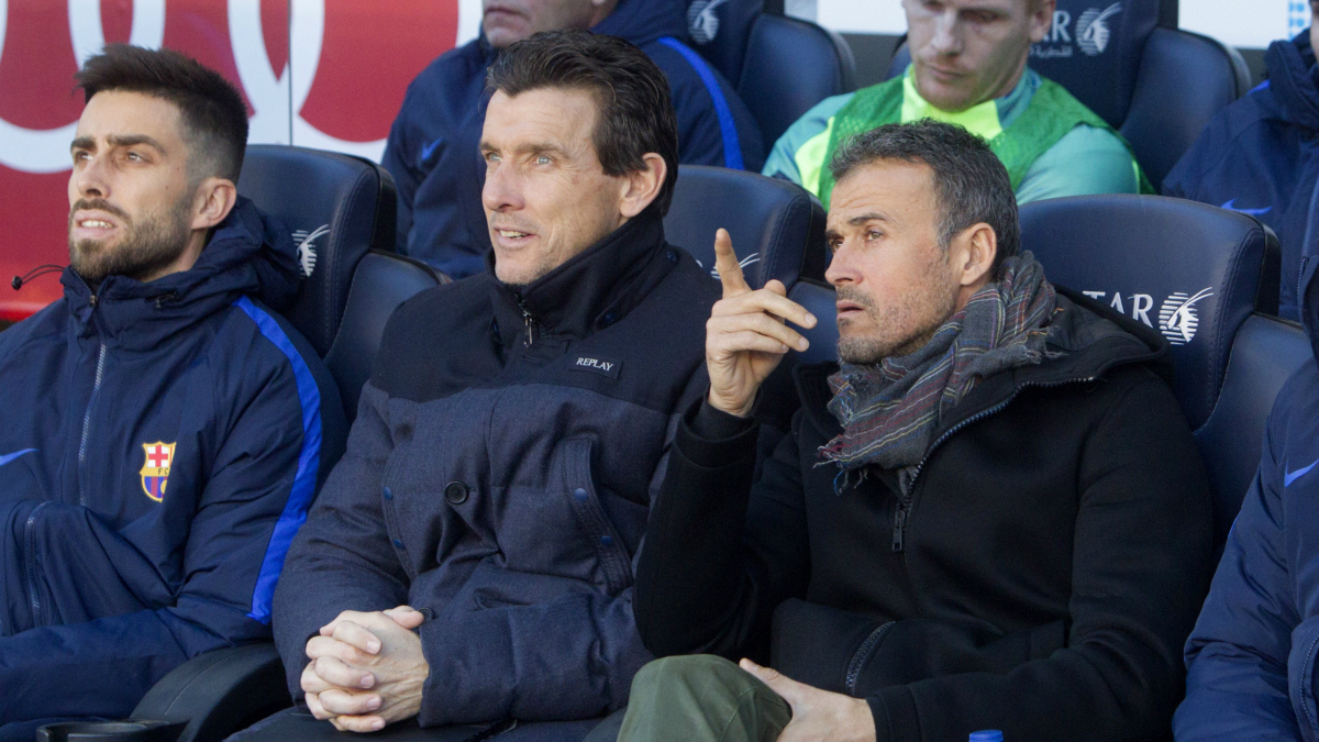 Luis Enrique y Juan Carlos Unzué, en el banquillo durante el Barcelona-Las Palmas. (EFE)