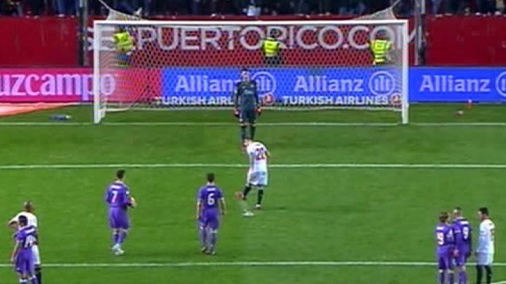 Momento en el que Vitolo rompe el punto de penalti. (Twitter)