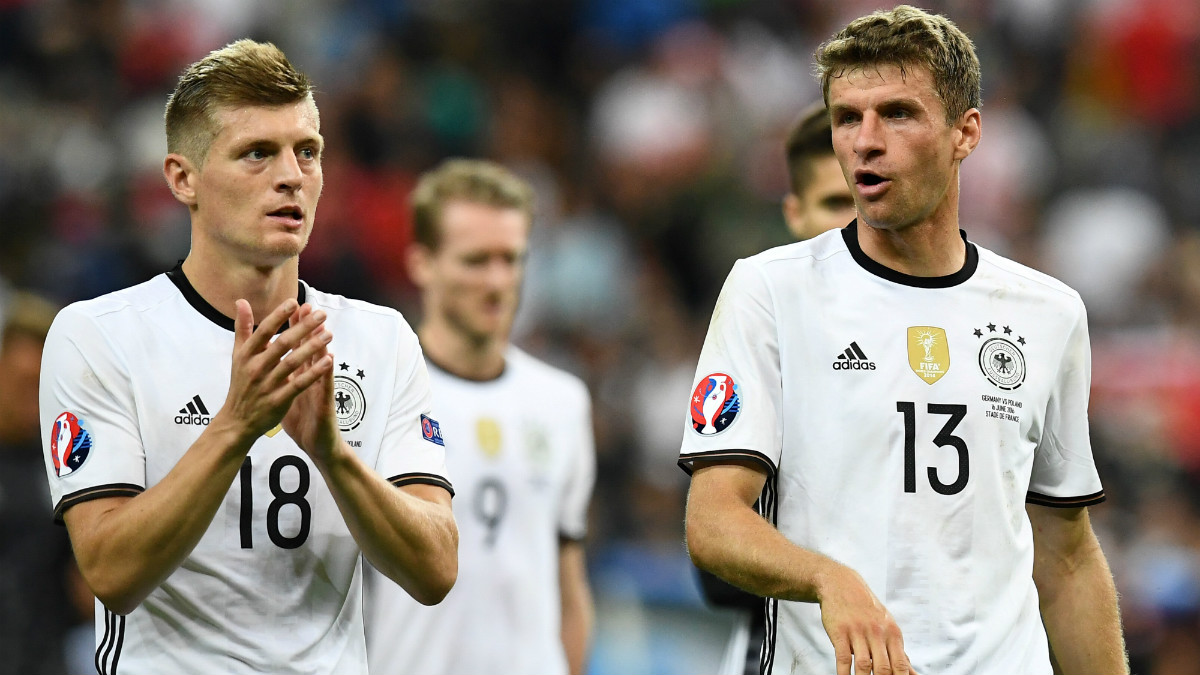 Toni Kroos y Thomas Müller, en un partido con la selección alemana. (AFP)