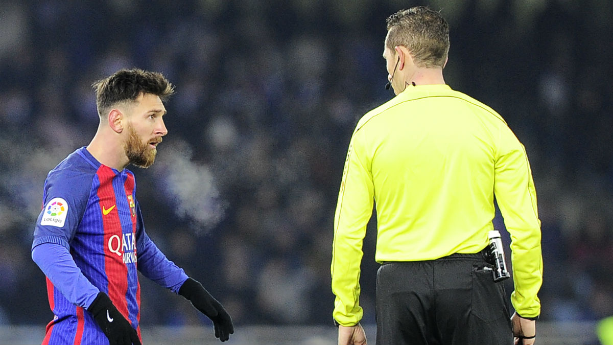 Messi protesta a González González. (AFP)