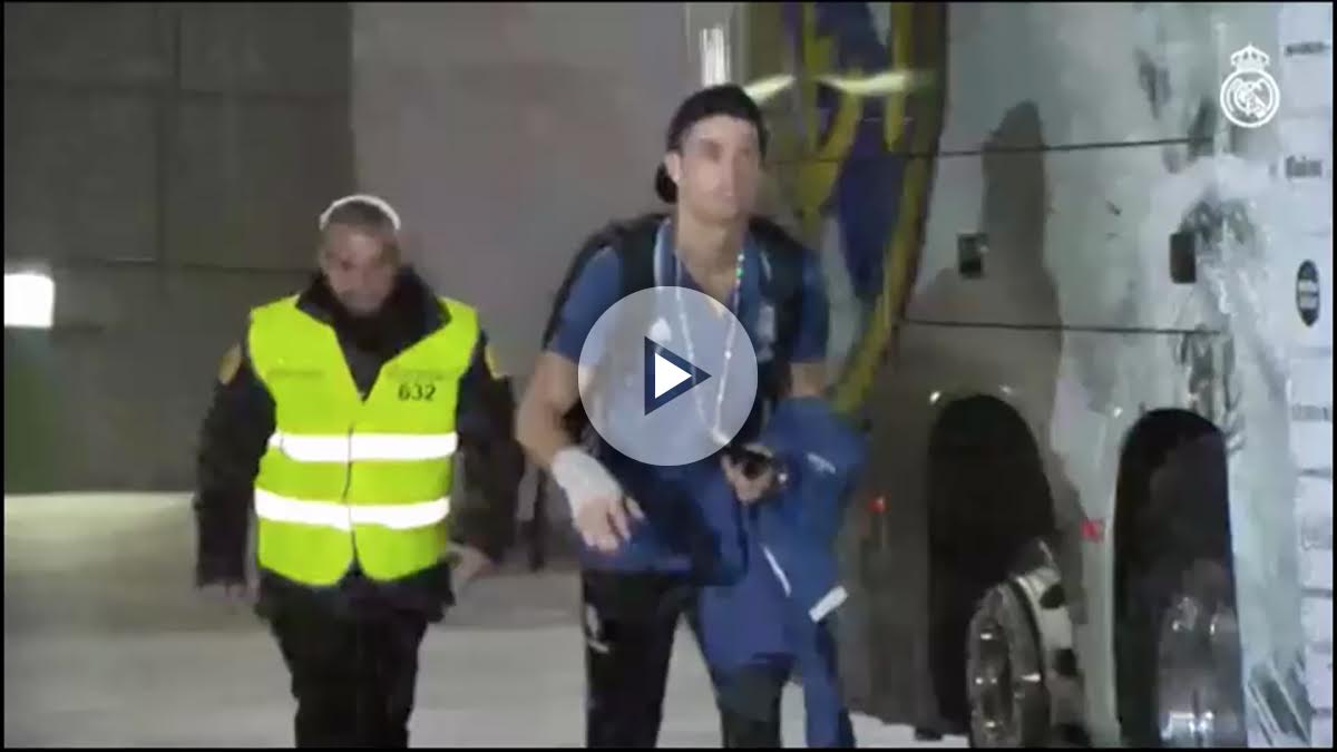 Cristiano Ronaldo sube al autobús con la mano vendada. (realmadrid.com)