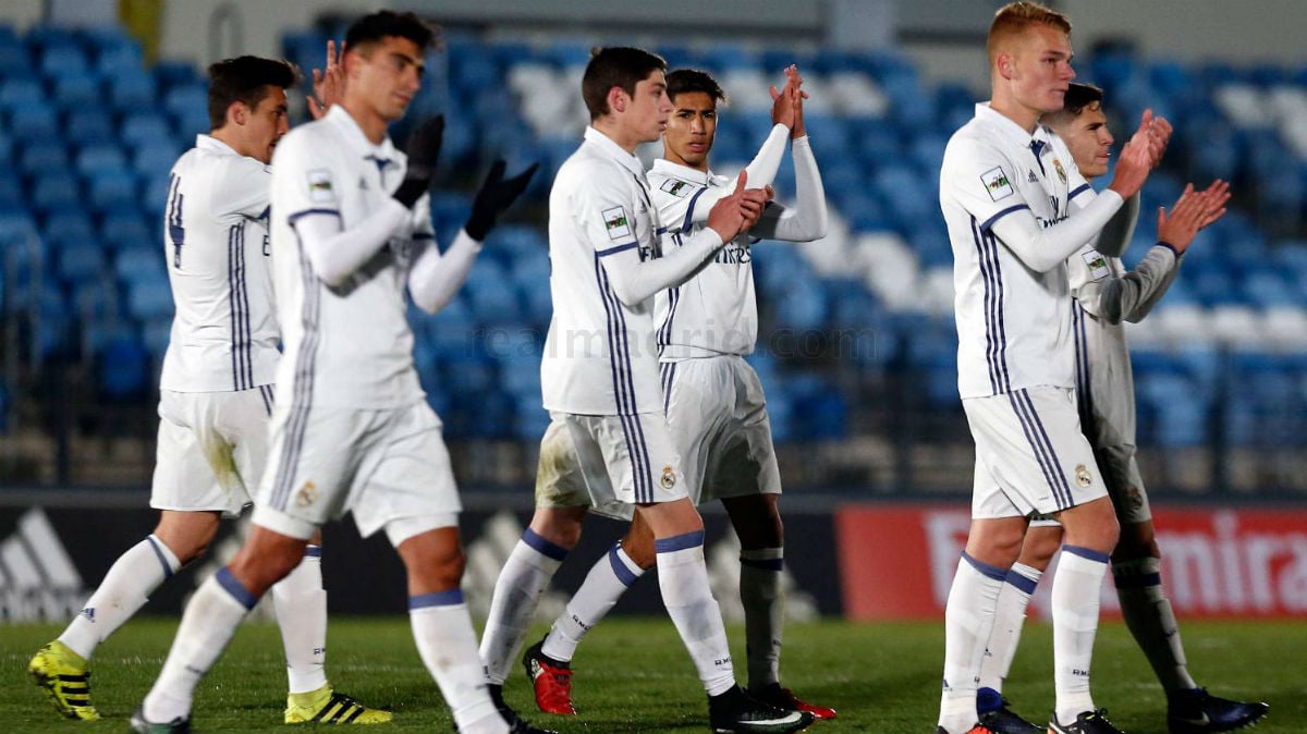 Los jugadores del Castilla aplauden tras un partido.