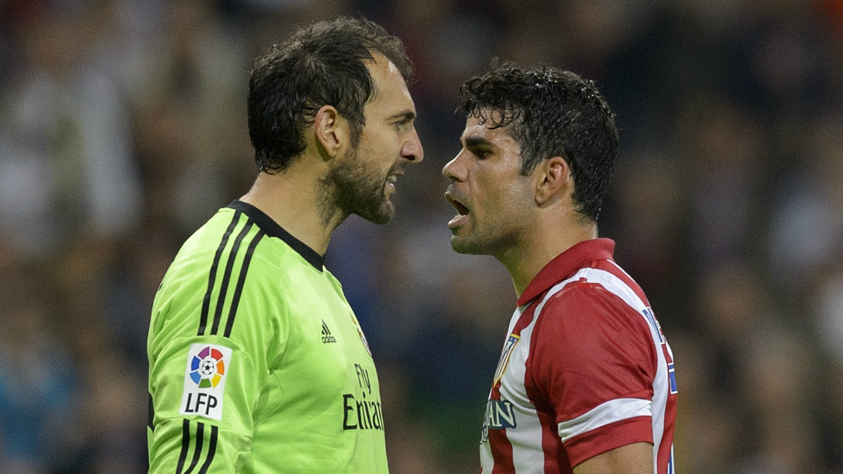 Diego López se encara con Diego Costa durante un derbi. (AFP)