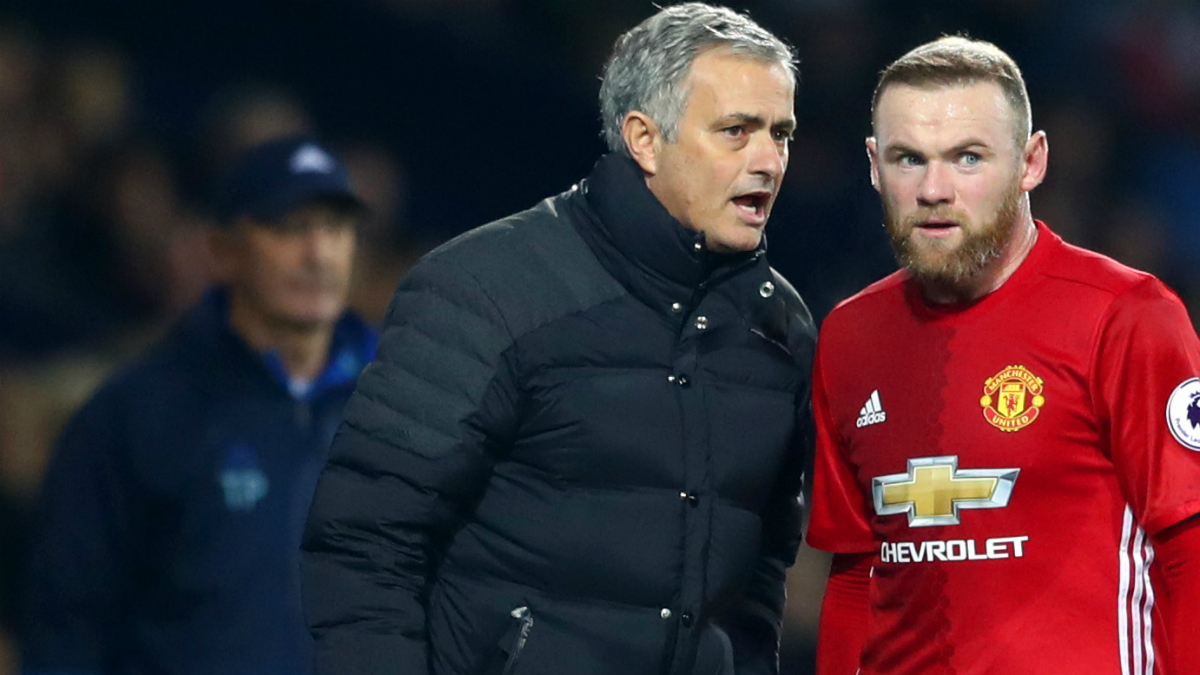 Mourinho da instrucciones a Rooney durante un partido del Manchester United. (Getty Images)